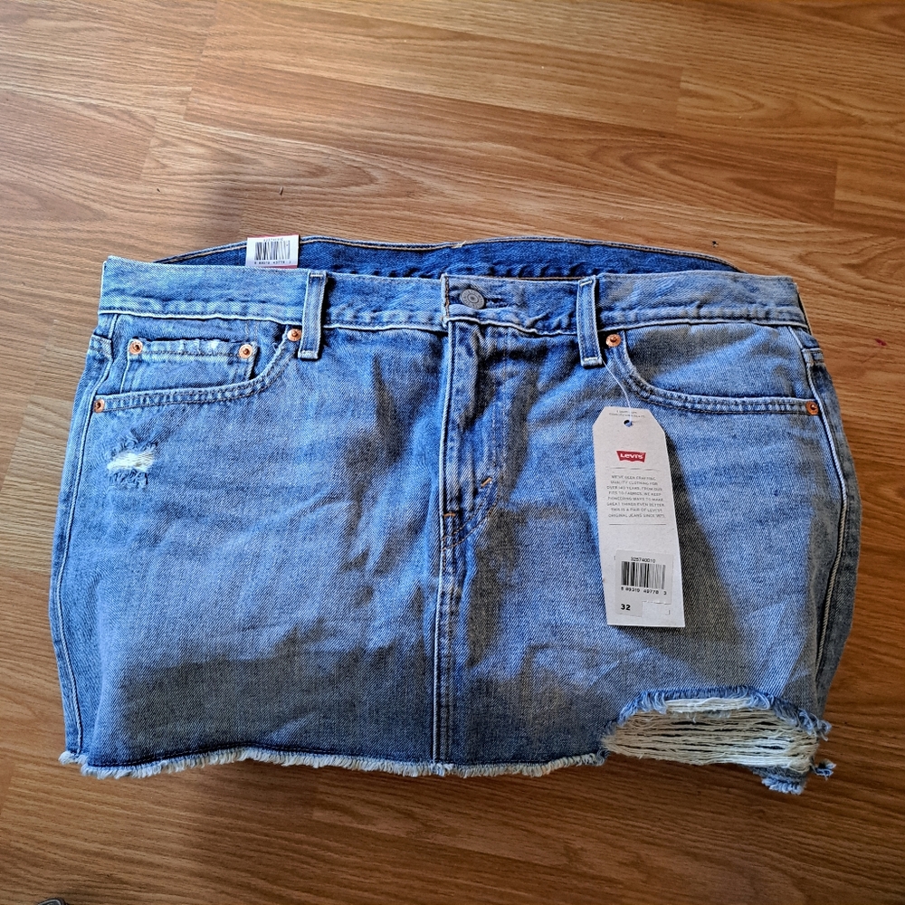 NWT LEVIS distressed Denim Skirt Size 32
